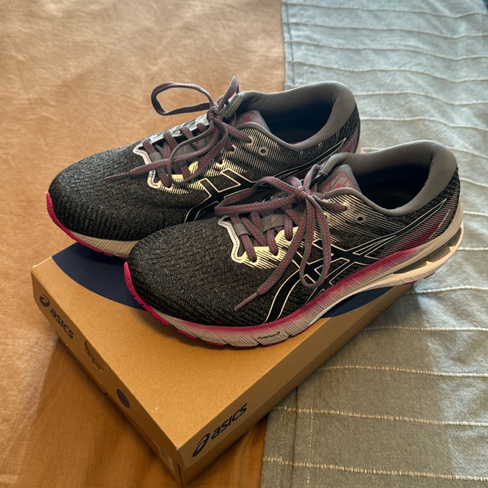 Brand NEW ASICS GT 2000-10